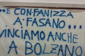 Uno striscione dei tifosi locali per l'ex Giovanni Fanizza