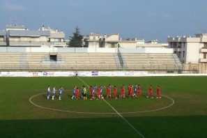 Le due squadre a centrocampo